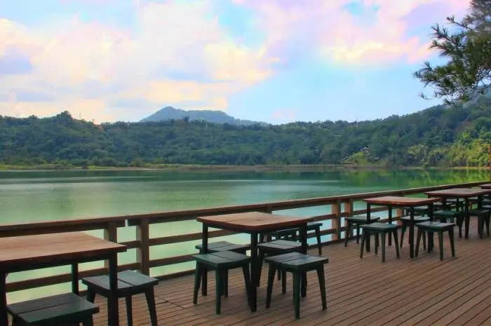 Lake Linow, Stunning Natural Beauty and Exciting Tourism in the Middle of Mount Tomohon